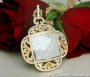 Goldener Diamantanhänger mit feinen Verzierungen, umgeben von Rosenblättern.