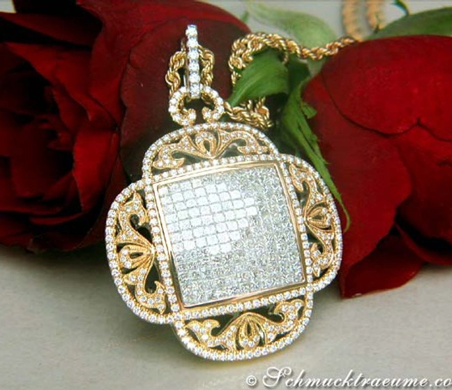 Goldener Diamantanhänger mit feinen Verzierungen, umgeben von Rosenblättern. Goldener Diamantanhänger mit feinen Verzierungen, umgeben von Rosenblättern.