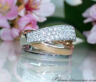 Mehrreihiger Diamantenring in Rosé- & Weißgold, Detailaufnahme, klarer Schmuckaufbau