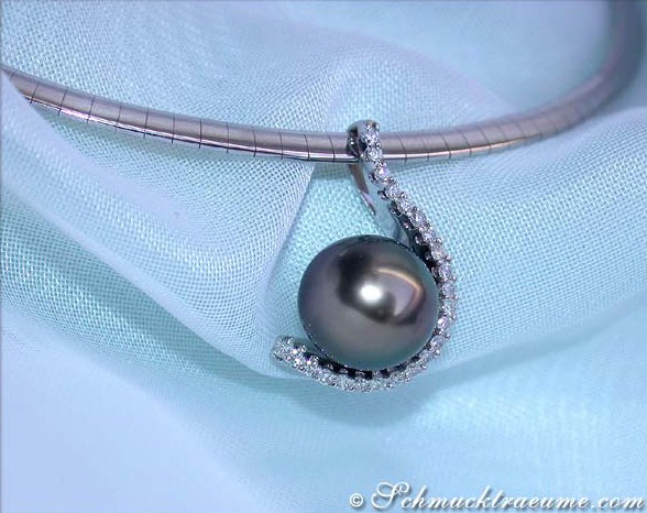 Silberner Kragen mit Perlenanhänger und Diamanten, detailreich, elegant, auf blauem Tuch liegend