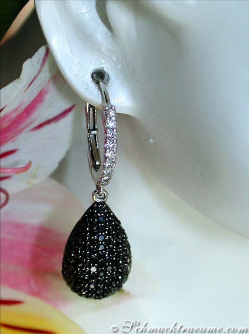Schwarze Diamant-Ohrringe mit weißgoldener Fassung, Detailaufnahme