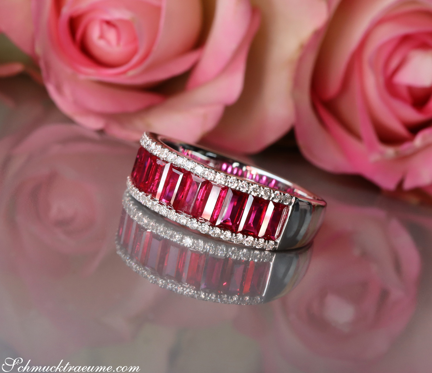 Rubin Baguette Ring mit Brillanten, detailreich, elegant, weißgold 750, Rosen im Hintergrund