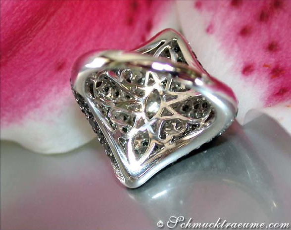 Silberner Rautenring mit schwarzen Diamanten, Detailaufnahme