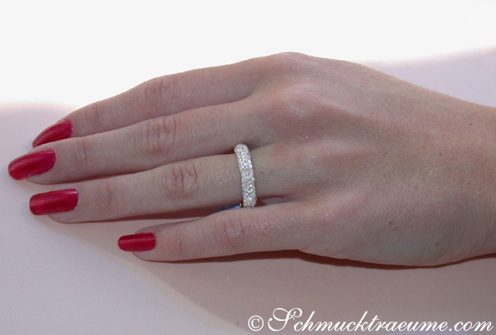 Roségold-Brillanten-Pavé-Ring auf Hand mit roten Nagellack