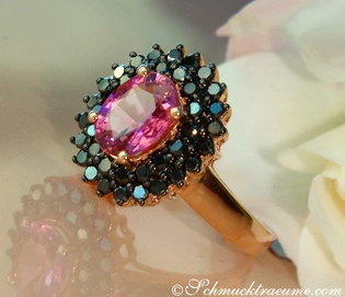 Pink Turmalin-Ring mit schwarzen Diamanten auf Rosenblüte