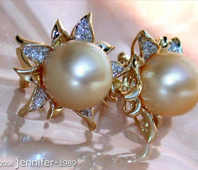 Feinste goldene Südseeperlen Ohrstecker im Blüten Design - Image 1 Feinste goldene Südseeperlen Ohrstecker im Blüten Design - Image 1