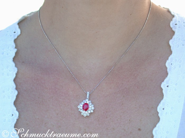 Exquisiter Burma-Rubin-Anhänger mit Brillanten auf Silberkette