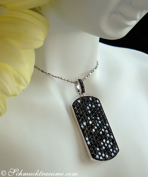 Schwarz-weiß-Dog-Tag-Anhänger mit Diamanten auf Halskette, Detailaufnahme