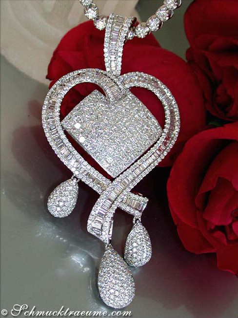 Diamant-Herz-Anhänger in Weißgold mit 9.79 ct. TW VS, elegante Form und Diamant-Strass-Dekoration
