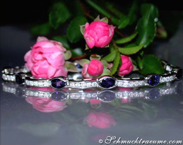 Traumhaftes Saphir-Brillanten-Armband mit Rosen im Hintergrund