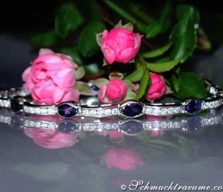 Traumhaftes Saphir-Brillanten-Armband mit Rosen im Hintergrund