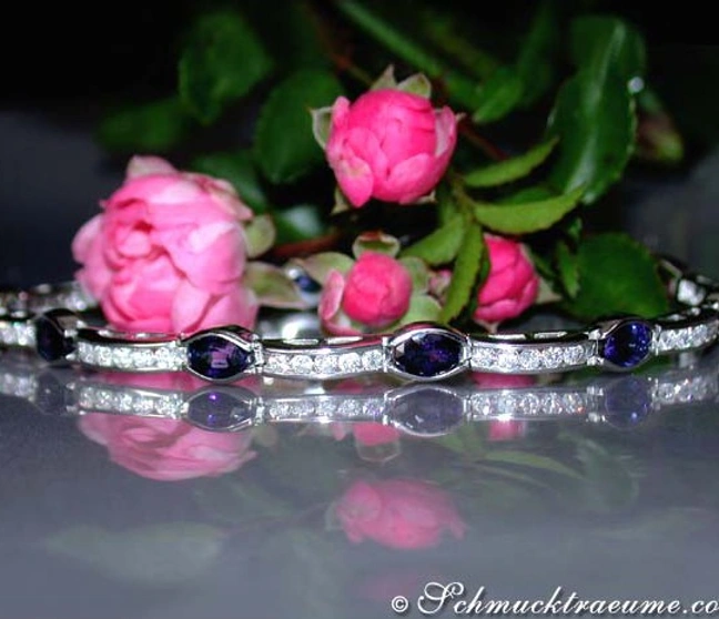 Traumhaftes Saphir-Brillanten-Armband mit Rosen im Hintergrund Traumhaftes Saphir-Brillanten-Armband mit Rosen im Hintergrund