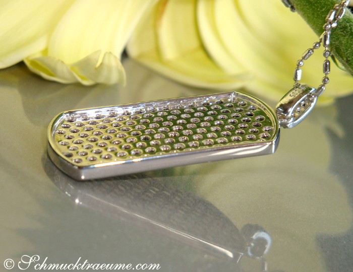 Schwarzdiamant-Dog-Tag-Anhänger mit Perlenbesatz, Detailaufnahme auf glänzender Oberfläche