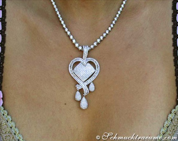 Weißgold-Herz-Anhänger mit Diamanten, elegant auf der Haut getragen