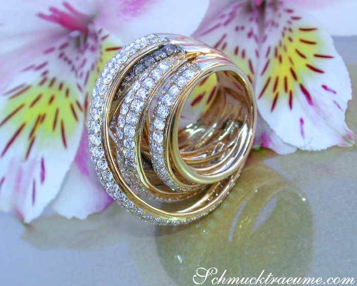 Goldener Mehrreihiger Brillantenring mit feinen Strängen und Diamanten, elegant auf Blütenblättern präsentiert