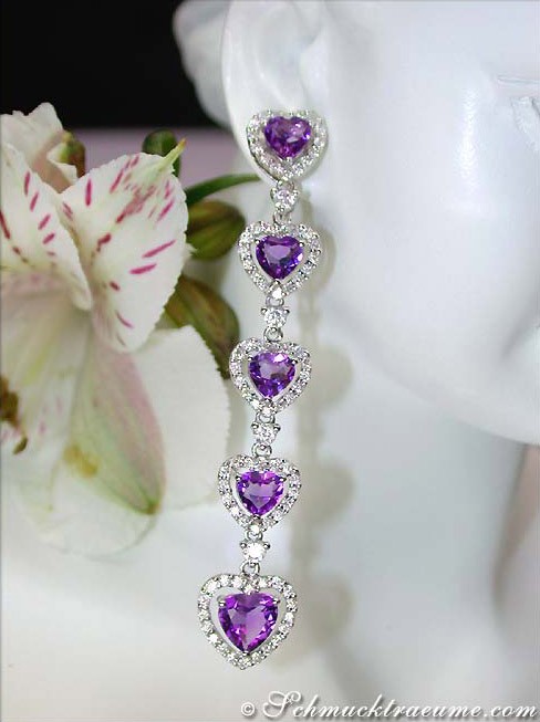 Weißgold-Ohrringe mit Amethyst-Herzen, detailreich, auf Puppe getragen