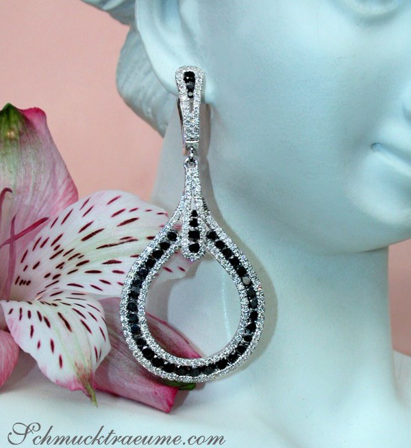 Weißgold-Ohrring mit schwarz-weißen Diamanten, 4,5 cm lang, auf Puppe getragen