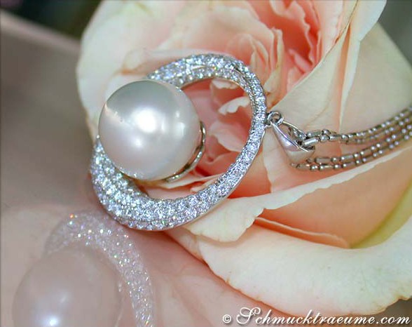 Weißgold-Anhänger mit Südseeperle und Diamanten auf Rosenblattdetail