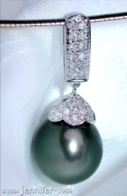 Weißgold-Anhänger mit Tahitiperle und Diamanten, Detailaufnahme