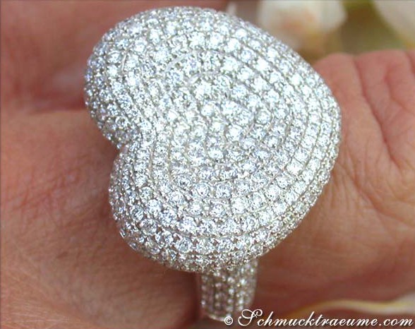 Weißgold Herzring mit Diamanten-Pavé, Detailaufnahme auf Handfinger.