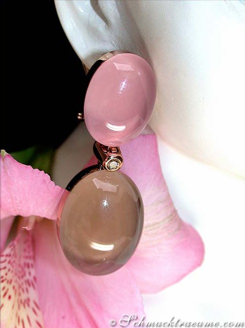 Rosenquarz und Rauchquarz Ohrgehänge mit natürlichen Brillanten, roségoldene Verarbeitung, Detailansicht auf dunklem