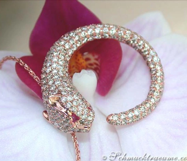 Panther-Anhänger aus Roségold mit Brillanten und Rubinen, detailreich auf Orchidee präsentiert. Panther-Anhänger aus Roségold mit Brillanten und Rubinen, detailreich auf Orchidee präsentiert.