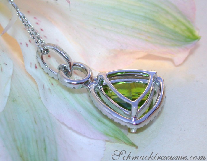 Peridot-Anhänger mit Brillanten, Detailaufnahme, weißgold, grüner Stein, feine Kette