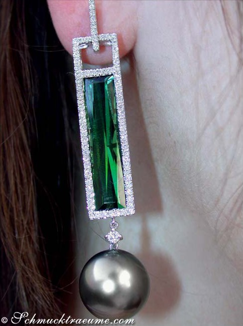 Ohrhänger mit grünem Turmalin, Diamanten und Tahitiperlen getragen