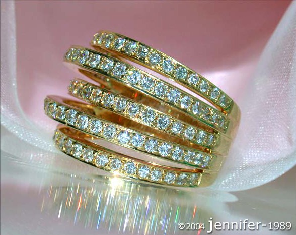 "Mehrzeiliger Brillantenring aus Gelbgold 750, Detailaufnahme, funkelnd
