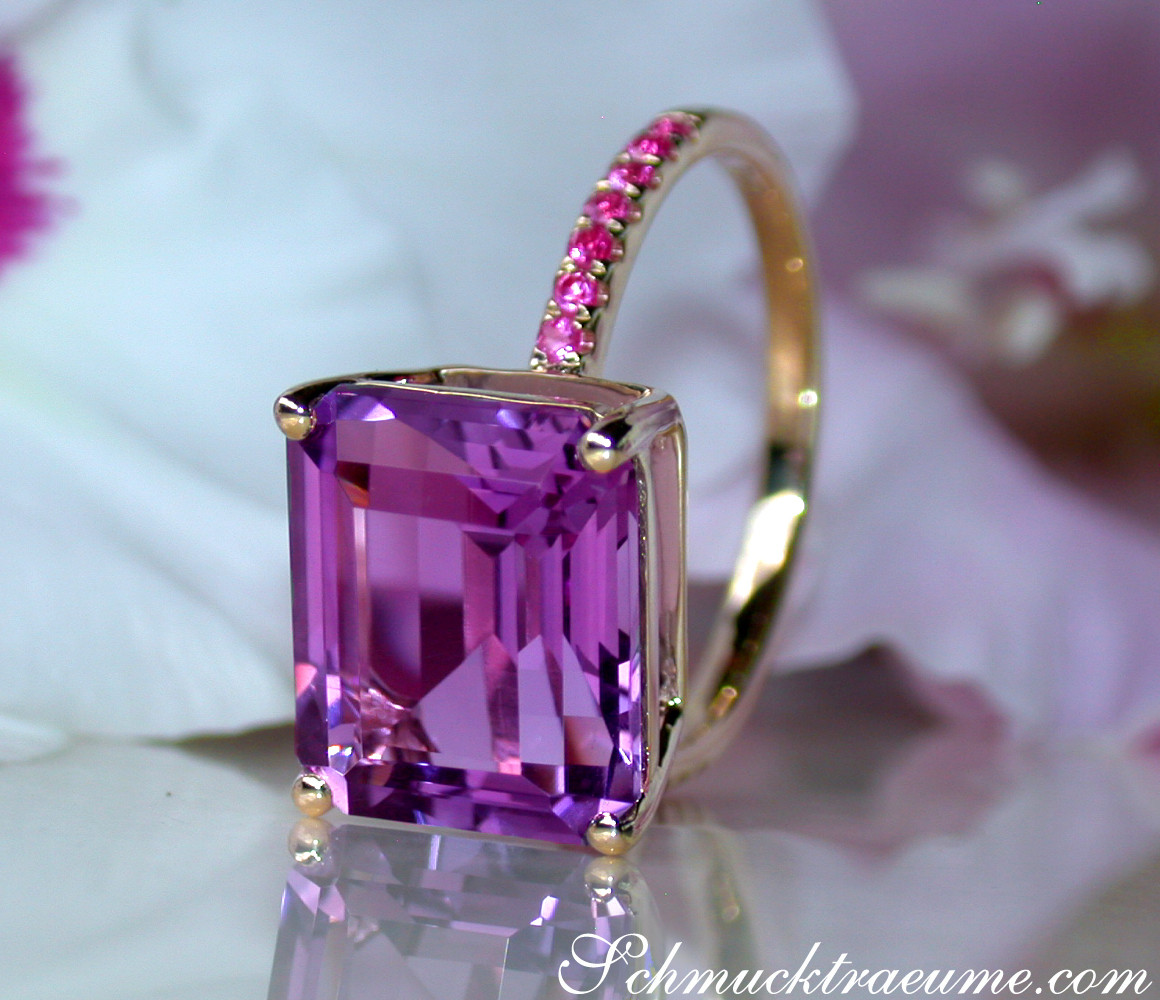 Amethyst-Ring mit Rubinen in Gelbgold 585, Detailaufnahme auf Blüte