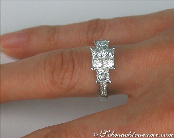 Prinzessdiamant-Ring in Weißgold, Detailaufnahme der Fassung auf Hand
