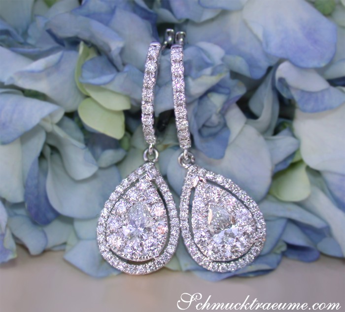 Diamant-Tropfen-Ohrringe mit 1.700 Karat W/TW VS, in Weißgold 750, auf blauem Hintergrund.