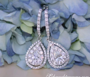 Diamant-Tropfen-Ohrringe mit 1.700 Karat W/TW VS, in Weißgold 750, auf blauem Hintergrund.