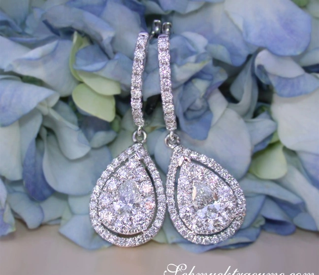 Diamant-Tropfen-Ohrringe mit 1.700 Karat W/TW VS, in Weißgold 750, auf blauem Hintergrund. Diamant-Tropfen-Ohrringe mit 1.700 Karat W/TW VS, in Weißgold 750, auf blauem Hintergrund.