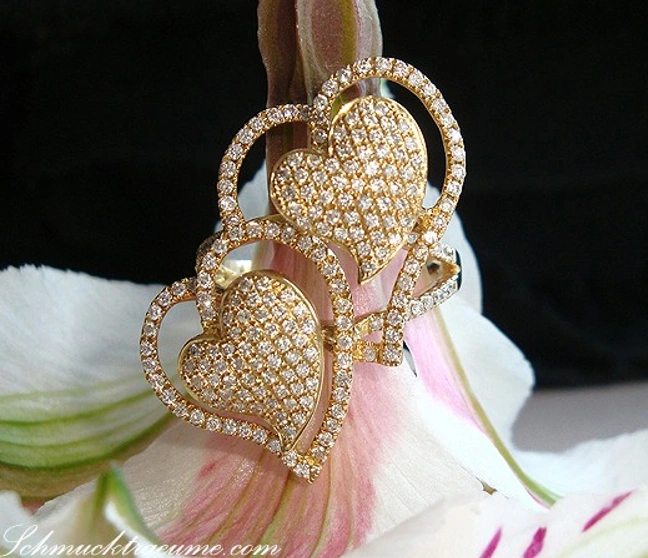 Goldener Diamant-Doppelherz-Ring auf Blume, elegant und auffällig. Goldener Diamant-Doppelherz-Ring auf Blume, elegant und auffällig.