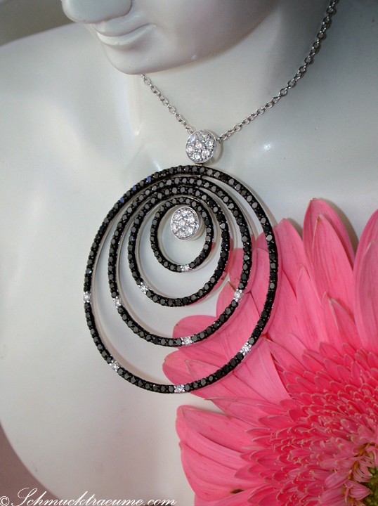 Schwarz-weißes Diamant-Collier mit Spirale, detailreich, elegant auf Halsbüste präsentiert