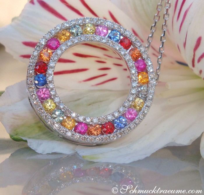 Verziertes Saphir-Brillanten-Armband mit farbigen Steinen, Detailansicht auf Blüte