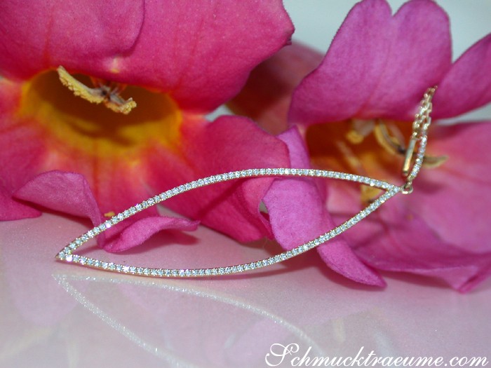 Gelbgold-Anhänger mit Diamanten auf zarter Kette, Detailaufnahme
