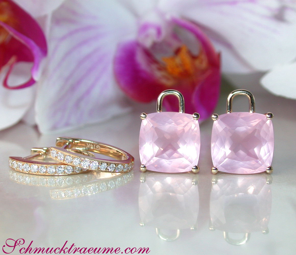 Gelbgold-Rosenquarz-Kissen-Ohrringe mit Diamantbesatz, vor Orchidee.