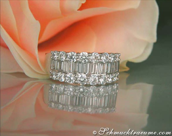 Schmuckring mit Baguette-Diamanten auf Rosenblatt-Hintergrund