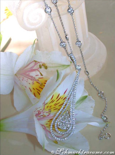 Edler Diamanten-Anhänger im Illusion-Design auf Blütenblättern