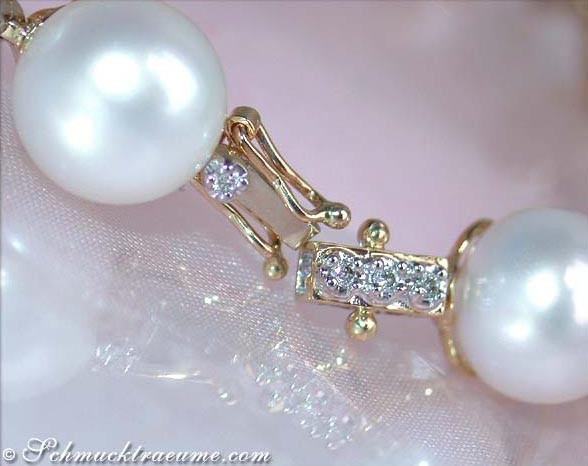 Gelbgold-Armband mit Perlen und Diamanten, Detailaufnahme der Verbindungselemente