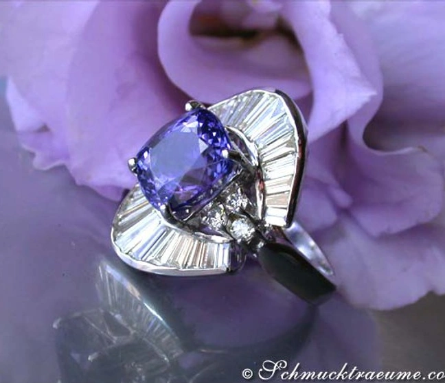 Luxus-Tansanit-Ring mit Brillanten, detailreich, auf weißgoldner Basis, blütenähnliche Hintergrunddeko Luxus-Tansanit-Ring mit Brillanten, detailreich, auf weißgoldner Basis, blütenähnliche Hintergrunddeko