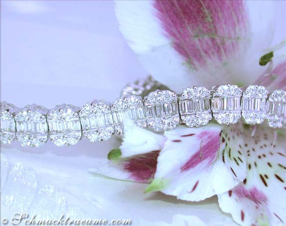 Diamant-Armband mit Baguette-Diamanten, Detailaufnahme, elegant, weißgold, Blume im Hintergrund