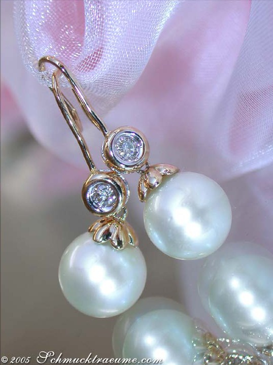 Detail der Südseeperlen-Ohrhänger mit Diamanten in Gelbgold 585