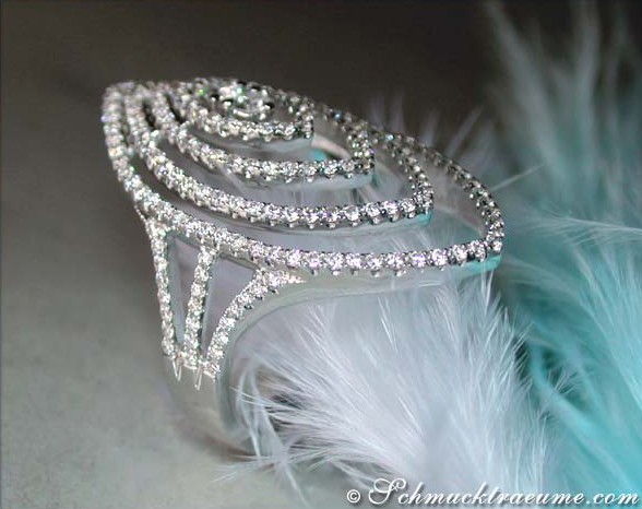 Diamantring mit Swarovski-Kristallen auf Federhintergrund