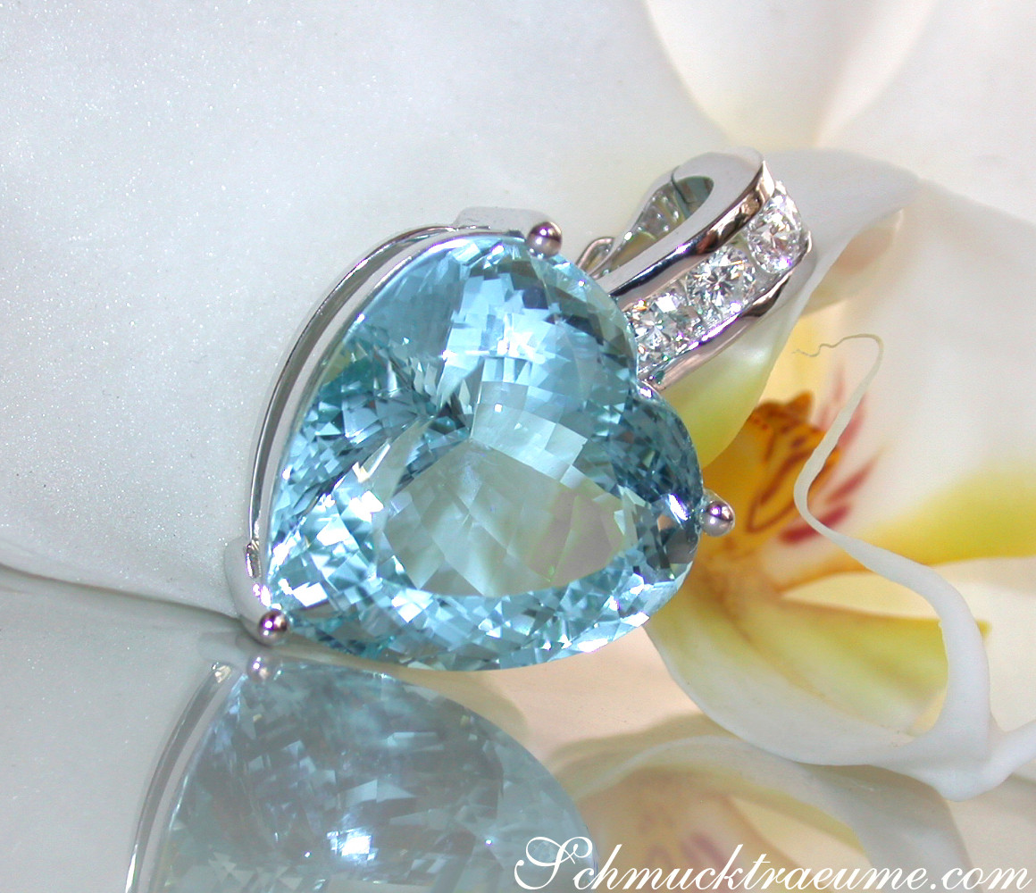 Herz-Anhänger mit Aquamarin im Herzschliff auf Blüte liegend