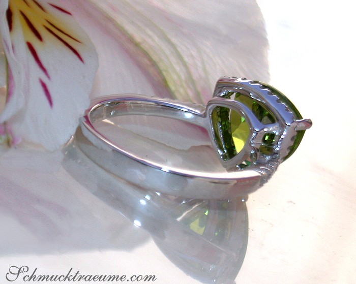 Peridot-Ring mit Brillanten auf Lilienblüte