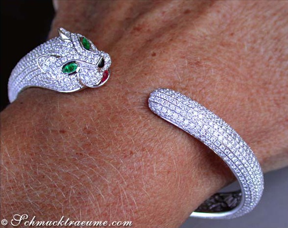 Weißgold-Armreif mit Pantherkopf, Brillanten und Smaragden, Detailaufnahme auf Handgelenk