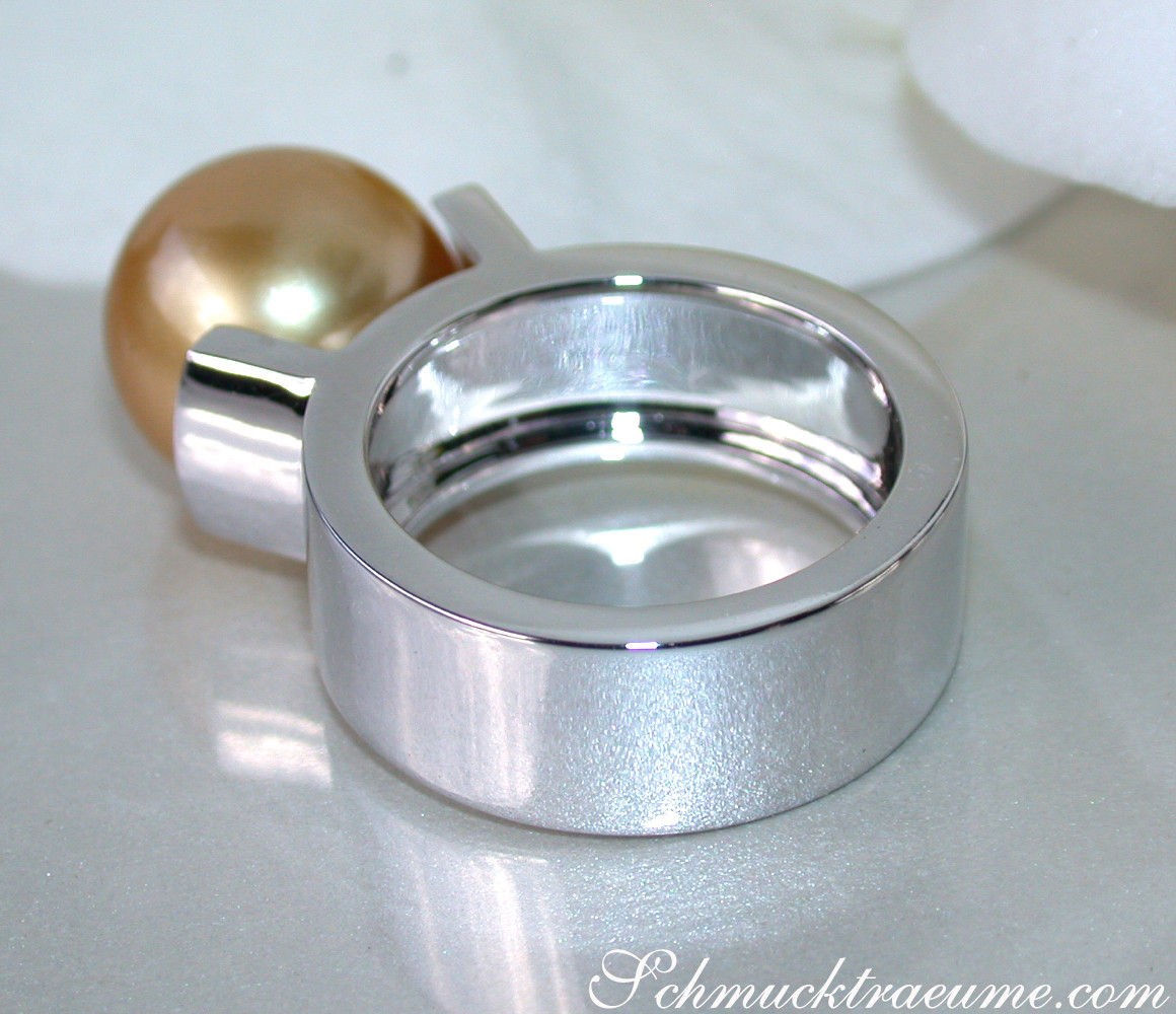 Goldener Südseeperlen-Ring in Weißgold 585, Detailaufnahme, glänzender Perlenball, runder Ringkopf, hochwertige Verarbeitung.
